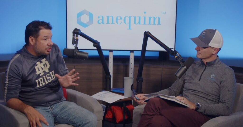 Adrián Gutiérrez, autor de "Cómo ser un mexicano exitoso" y Jeremy Aspen, CFO de Anequim, grabando el podcast.